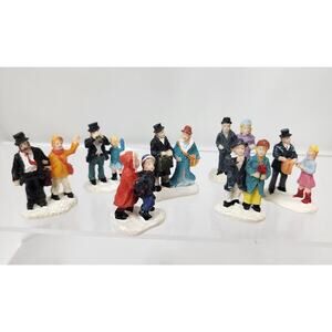 Christmas Village 1.5" People Lot Of 7, Unbranded Couples Kids on Snow